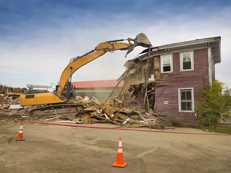 The Controversy Surrounding Demolishing Vacant Buildings for Unauthorized Housing Development in 2023
